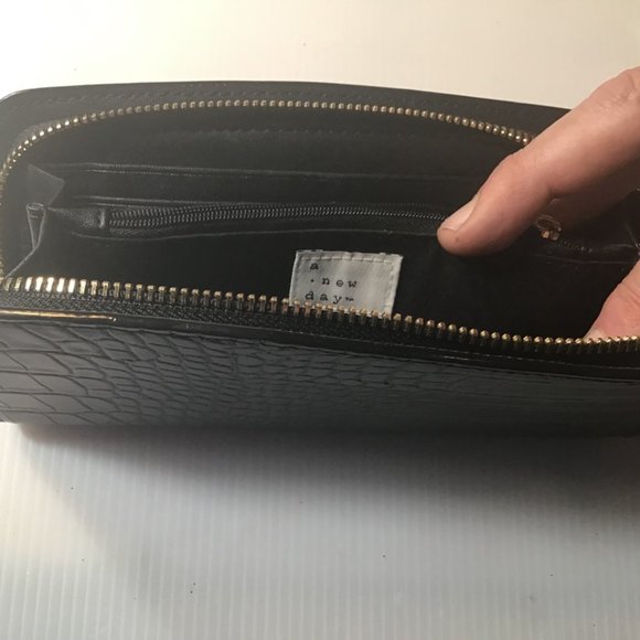 ๐ญ๐ง a new day Faux Alligator Zip Wallet ๐ง๐ต - Picture 3 of 5